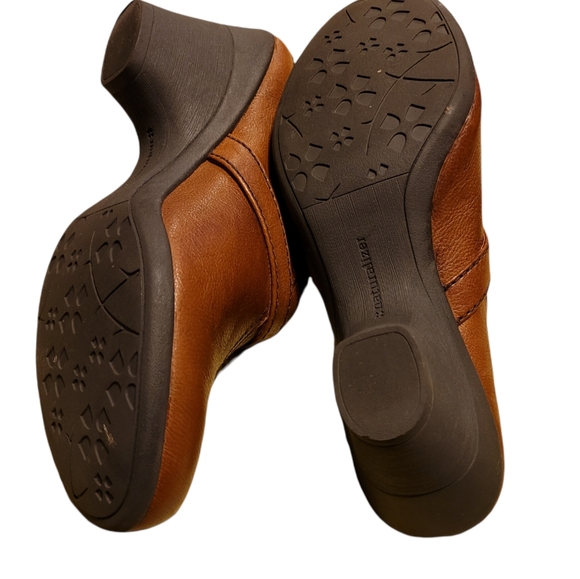 Naturalizer Clogs - Picture 4 of 6